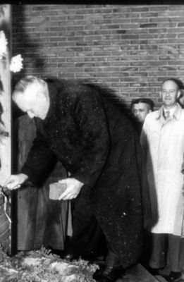 Eerste steenlegging door de heer W. Nagel
