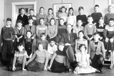 Klassefoto van de Christelijke Lagere school in 1959
Boven van links naar rechts: Leen Broeren, Erik Spek, Frouwkje Veerman, Aagje Griffioen, Geertje van Beek, Sonja Jonker, 
Bram Hogenveen. Middelste rij: Johan van de Tol, Geertje Verbrugge, Jaap de Wildt, Gijs Hogenberg, Toos van Elswijk, .......Treur, Piet van Overeem, Lex Kreuger, Wim Koole, Arnold Tinnold.
Op voorgrond zie notities op geschreven document.

