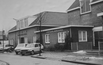 De nieuwe Christelijke School in 1975 voltooid. 
Ze krijgt nu de naam van "Wouter Nagel School"

