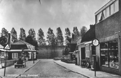 Burgemeester Bletzstraat
Rechts Fakkeldij en links de Christelijke Lagere School opgericht in 1928, met aan het eind de onderwijzerswoning.
