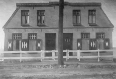 Woning aan het begin van het Gein, 
Rechts woonde H. Otten, daarvoor Janus Niesing. Links woonde de familie Reebergen.
H.Otten was mede eigenaar van Otten’s Oliefabriek aan de Geinbrug. Daarnaast was hij brandweercommandant en jaren wethouder van de gemeente Weesperkarspel. 
Henk Otten Geb: 24-05-1897, overleden 05-12-1963.
Gehuwd met: Hendrika Jannetje Johanna Otten van Roo Geb: 19-07-1914, overleden 21-01-2002 Beide begraven te Driemond.

De bewoners van het Gein moesten als ze naar Weesp moesten met de draaibrug over het Merwedekanaal, dat betekende vaak wachten. 

