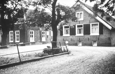 Boerderij "Vredehof", van de familie Otten
In de gevelstaat 1842/1843. Eerste steen gelegd door:
Hendrik, Arend en Guiljan van de Broeke.
Deze boerderij werd later bewoond door de dames Otten, t.w Aaltje en Corrie. Tevens was hier het kantoor van de fabriek in gevestigd.
Deze boerderij is in de jaren 1996-1997 helemaal opnieuw in de oude stijl herbouwd, nadat het in een strenge winternacht volledig was afgebrand.
