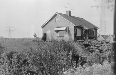 Nieuw gebouwde woning voor de boekhouder van Otten's Veevoeder (18-05-1970)
De boekhouder was de heer Veerman. Deze kwam van de Zuidzijde. De woning staat op het land van Otten, onder de lichtmasten staan nog de veestallen, 
