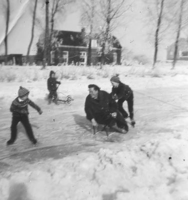 Kinderen van Dick Kuyt en Beb Spelt op het Gein
Dick Kuyt was een aangenomen kind van Altena.
