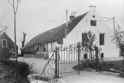 Boerderij "Groenewoud", bewoond door de familie de Heer.
Jan de Heer.  Geb: 28-11-1897, overleden 19-09-1973.
Gehuwd met:
Catherina de Heer- Hogenberg, Geb: 24-08-1906, overleden 05-01-1971.
Beide begraven te Driemond.

