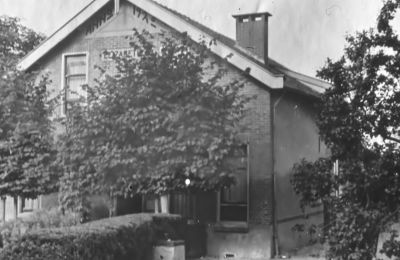 Boerderij de "Elisabeth Hoeve", anno 1920, bewoond door Griffioen
Griffioen was de schoonvader van P de Vries zijn eerste vrouw W. Looijengoed gehuwd met Miep Bakker en later P de Vries gehuwd met Ida (Iet) Bakker.
Piet de Vries, geb: 19-07-1906, overleden 13-03-1995.
Begraven te Driemond.  



