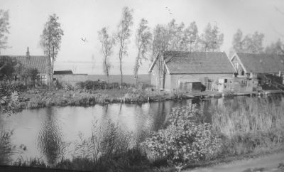 Huisje van Rijk Vos aan de Geinkant
Deze had een uitspanning en verhuurde bootjes. Links aan de andere kant van de weg Beb Vos-Leenhoven.
Foto genomen in de tweede wereld oorlog in 1944, de polder staat onder water.
