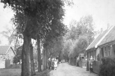 Stille kant van het Gein (noordzijde)
Links de "Elisabeth Hoeve", bewoond door de familie's: Griffioen, W. Looijengoed en P. de Vries.
Rechts de uitspanning van Rijk Vos, dit huis bestond uit vier woningen bewoond door o.a Piralwe, Pauw en Thijs Gijsen.

