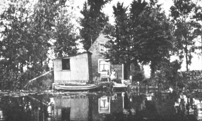 Het "Hutje", eigendom van Gerrit de Graaf
Op de foto Mw. Roest en dochter Beb.
Mw. Roest was vroedvrouw.
Daarna bewoond door W. van Hemert getrouwd met Hanna van Zetten, G. van der Roest getrouwd met Hendrika van de Kuilen, en Theus Vos.


