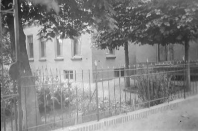 Boerderij "Genoegen is t,al", van P. de Vries
In de mobilisatie van de tweede wereld oorlog werd P. de Vries geplaatst in de Biesbos. Daar kwam hij in contact met de familie Groenewegen. De vriendschap bleef bestaan en na de oorlog, ( P. de Vries was inmiddels zijn eerste vrouw ........... Griffioen verloren) kwam Jan Groeneweg met zijn vrouw, Catrien naar het Gein, om daar te gaan boeren op de boerderij van P. de Vries. Hij huurde van hem het land en de stal. Hij woonde links in het winterhuis en P. de Vries rechts. Na enkele jaren verkocht P. de Vries al zijn vee aan Jan Groeneweg en ging zelf werken bij de K.I. als inseminator.
In die tijd werd de verhouding van de beide vrouwen ( P. de Vries was inmiddels hertrouwd met Ida (Jet) Bakker) niet beter. Catrien zat in het gedeelte van de boerderij dat mooier was, dan het gedeelte van Piet z'n vrouw.
Aan de overkant van het Gein (zuidzijde) woonde P. den Hartogh op "Oostergein", die had veel schulden vooral voergeld, deze raakte steeds dieper in de schuld. Hierdoor besloot Otten om de boerderij maar te kopen en P. den Hartogh als werknemer aan te nemen. Hij stierf na enkele jaren en zijn vrouw Poe bleef er wonen.
De verhouding Jan Groeneweg en Piet de Vries werd er niet beter op. P. de Vries ging bij de K.I. vandaan zegde de huur op aan J. Groeneweg en ging vervolgens zelf weer boeren.
Jan Groeneweg werd bedrijfsleider op de boerderij van Otten "Oostergein", waar voorheen ook de huishoudschool was. Moeder Poe ging wonen in het kleine huisje bij Villa "Schoonoord", voor in het Gein. Piet de Vries werd een vooruitstevende boer, hij werkte nauw samen met de Landbouw voorlichting. Bedrijfsvoorlichter Martin Visser woonde bij hem in.

