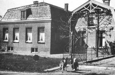 Boerderij "Genoegen is t'al", van P. de Vries
Met op de voorgrond zoon Joop met de hond
