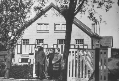 Boerderij "Hendrika's Hoeve"
v.l.n.r  Gerrit van der Roest, Hendrika van der Roest van de Kuilen en tante Bet.
Gerrit van der Roest kocht in 1927 het “Kampie” van Cornelis Kreuger van Villa “Schoonoord” om “Hendrika’s hoeve” op te bouwen.


