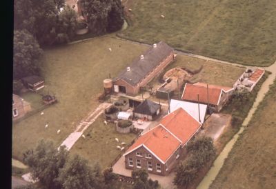 Boerderij "Hendrika's Hoeve"
Nu bewoond door zoon H.C van der Roest, getrouwd met Elisabeth Bakker, zuster van P de Vries z'n tweede vrouw.
