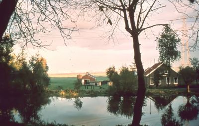 Gezicht vanaf "Janshof", (P Eikelenboom) over het Gein naar "Hendrika's Hoeve"
Toen bewoond door H.C van der Roest. Op de achtergrond de in aanbouw zijnde woonwijk Gaasperdam (Amsterdam Zuid/Oost).

