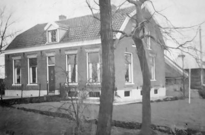 Boerderij de "Stenen Poort", van W. Tinnold
In de tweede wereld oorlog woonde Cornelis Kreuger van villa “Schoonoord” in het rechter gedeelte van het woonhuis. "Schoonoord" was namelijk gevorderd door de Duitsers.
Deze boerderij was ook eigendom van Cornelis Kreuger.
De boerderij heeft twee voordeuren, een voor en een opzij. Van Cornelis Kreuger is dochter Grietje op de “Stenen Poort” aan difterie gestorven, zij was +/- 4 jaar oud, het was een zusje van Jan Kreuger die nu op villa “Schoonoord” woond.
Cornelis Kreuger zijn vrouw heette Pietje Taat.
