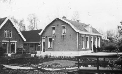 Boerderij de "Stenen Poort", van W. Tinnold, met het huisje van Steef Samplonius
