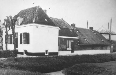 Boerderij "Vredelust", van de familie Kea, anno 1784
Boerderij "Vredelust" en "Gein en Stein", waren tussen 1717-1734 in het bezit van de familie De Clercq. Vredelust was groot 29.60.46 ha en werd geveild op 26 mei 1891 in de Roskam te Weesp. Boerderij,schuren,boomgaard,tuinen en 16 kampen weide en hooiland brachten f 26.000.00 op en werden gekocht door J.Meylink te Weesp. Dit was ook de notaris die de veiling leide. De drie overige percelen gingen voor f.13.500.00 weg aan andere kopers.
Later is de boerderij overgegaan naar het Rooms Katholieke Jongensweeshuis te Amsterdam. De familie Kea pachtte hem hiervan. Nadat Cor Kea emigreerde naar Canada, werd Wim Kea de nieuwe huurder, die de boerderij later kocht. Cor Kea vertrok op 28 mei 1952 naar Canada, waar hij op 15 juli 1984 is overleden.
“Vredelust”, bestond uit een kapitaal herenhuis en een parkachtige tuin in Engelsche stijl met stallen.

