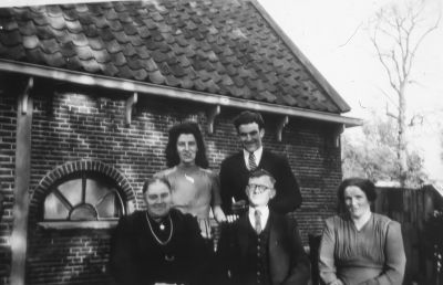 Voor de woning en het winkeltje van Jan Roest
v.l.n.r  Opoe Roest, Jan en Mw. Roest, bovenste onbekend.

