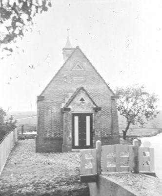 Het Zondag's school gebouw "Eben Haezer"
1 Samuel 7. Tot Hiertoe heeft de Here ons geholpen.

