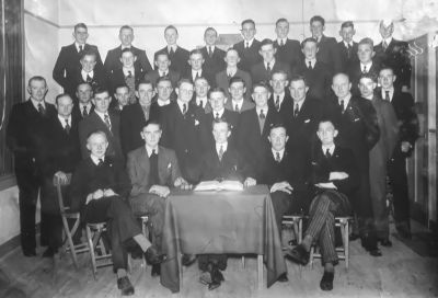 Christelijke Mannen (jongelingsvereniging) C.J.M.V, "Immanuel", in het Zondagssschool gebouw te Weesperkarspel
