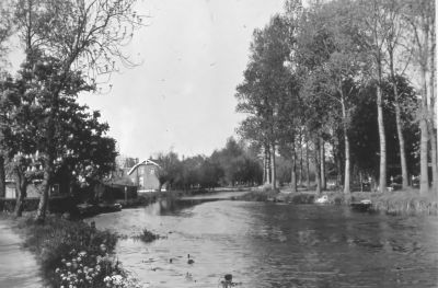 Zicht op het Gein (18-05-1970)
Links het winkeltje van Jan Roest en schuren, daarachter de boerderij van Bertus Bakhuizen.
