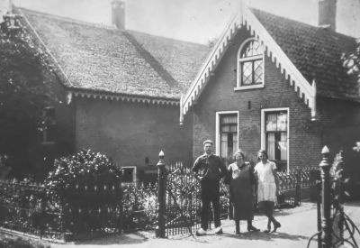 Boerderij "Zelden Rust", van Jan Randeraad
Hij pachtte deze boerderij van een barones. Deze bezat meerdere boerderijen. De luiken voor de ramen waren op haar bezittingen allemaal het zelfde van kleur. Gebouwd +/- 1865.
v.l.n.r  Jan Randeraad, Oma H. Randeraad van de Bosch, tante Rie.
Jan Randeraad had een dochter Hennie die trouwde met Thijs Kruiswijk, die later het bedrijf overnam

