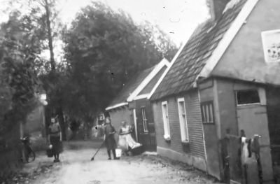 De "Vinkenbuurt"
In het wit gekleed Mevrouw Samplonius,  Moeder Bie genaamd, waarschijnlijk met haar twee dochters. De oude Zondagsschool op de achtergrond, in de "Vinkenbuurt". Het kerstfeest werd in de tegenover gelegen boerderij met chocolademelk gegeven bij Thomas Groenendaal. Later werd de Zondagsschool gegeven in de schuur bij Jan Randeraad, totdat in 1932 "Eben Haezer", werd gebouwd.
