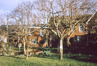 Achterkant bij W. van de Marel in de "Vinkenbuurt"
Deze was melkrijder. In 1923 verhuisde W. van de Marel vanuit de Bullewijk en betrok de boerderij in het Gein.


