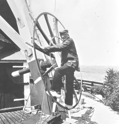 Molenaar Dirk van Vliet,
Hij bewoonde de Broekzijdse molen vanaf 16 juli 1944.
