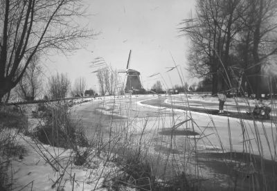 De Broekzijdse molen, gezien vanaf Abcoude
In de hoek de boerderij van de weduwe Wouters, is in 1971 verkocht wegens bedrijfsbeëindiging.

