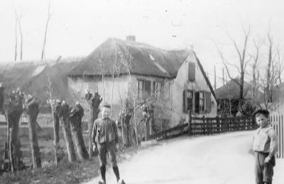 Gein noord, boerderij bij Abcoude omstreeks 1890
De L. vormige aanbouw contrasteert met het oorsponkelijke langhuis. Foto van Jacob Olie 1834-1905.

