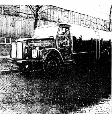 De Melkfabriek van Snoek
In 1934 werd de melkfabriek van Snoek opgericht, met zes kinderen van Hein en Helena Snoek-Vrolijk.
Een eeuw tevoren waren Willem Tad, Snoek en Alida Saal eigenaars geworden van de kapitale boerenhofstede "Leeuwenburg". De boerderij brandde op Kersmis 1985 af, maar werd weer opgebouwd. In de stal achter de boerderij werd omstreeks 1915 onder rabinaal toezicht van Vic van Bergen joodse kaasgemaakt. Uit deze activiteiten is de melkfabriek voortgekomen.
In 1936, werd naast de boerderij de fabriek gebouwd volgens het ontwerp van architect B. van Rinsum uit Wilnis. De meeste melk werd in die tijd gebruikt voor boter- en kaasbereiding. De melk die overbleef van de boterbereiding - de karnemelk- werd aanvankelijk door de boeren zelf naar de melkslijter in de stad gebracht, die de melk langs de deur uitventte. Boer en slijter maakte daarvoor elk jaar in april een prijsafspraak. In het begin van onze eeuw ontstonden Cooperatie's van melkslijters, waarna ook de boeren zich aaneensloten tot de Bond van Melkveehouders om zich samen sterk te maken en voor de melk een zo hoog mogenlijke prijs te maken. Later is daarvoor de Consumptie Melk Centrale (C.M.C) gekomen. Omstreeks 1913, vestigde zich de "Amsta" op de hoek van het Abcoudermeer en de Straatweg, een soort grossierderij die de melk van de boeren kocht en deze weer aan de slijters doorverkocht. De "Amsta", haalde de melk bij de boer op, eerst met paard en wagen, later per auto. De melkbussen langs de dijk werden een vertrouw dbeeld.
Hein Snoek was een van de melkrijders van de "Amsta", en nam toen deze failliet was gegaan een deel van de klanten over. Zijn broer Willem werd in 1934 de baas van de fabriek en een andere broer, Gijs was de bussenspoeler. Dit gebeurde eerst met de hand en later met de bussenmolen. Vele boeren in het Gein leverden hun melk aan Snoek. Op het hoogtepunt werd een 10 miljoen liter melk verwerkt. De melk werd in bussen aangevoerd door W. van de Marel en Gentenaar uit Baambrugge, met paard en wagen. Er was een melkontvangst, er werd gepasteriseerd en gestandariseerd. De producten- melk en pap- werden los, in de bussen en in flessen verkocht. In 1953 kwam er een einde aan de melkfabriek van Snoek. De familie schakelde over op melktransport met tankauto's. Na het sluiten van de fabriek en transport in 1970, vestigde zich in de fabriek Wevers, voor machinaal draaiwerk.
