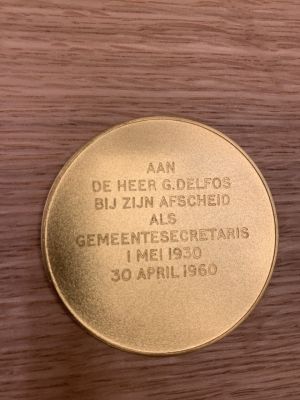 Gouden erepenning
Gouden erepenning van de gemeente Weesperkarspel uitgereikt aan de gemeentesecretaris Gerardus Delfos. Een bijzonder object daar is slechts twee van zijn uitgereikt, de andere aan Burgemeester Bletz.
