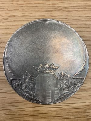 Zilveren erepenning
Zilveren erepenning van de gemeente Weesperkarspel ter ere van het 25-jarig ambtsjubileum van de gemeentesecretaris de heer Gerardus Delfos.
