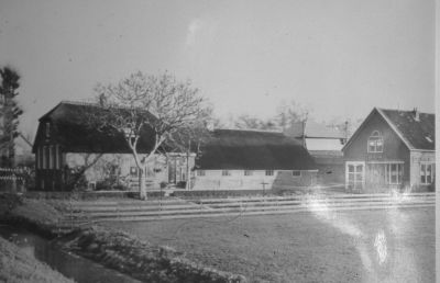 Boerderij van de familie T.van Zuijlen
De boerderij had de naam: "Gein en Veld", het zomerhuis had de naam: "Dank en Vertrouwen".

