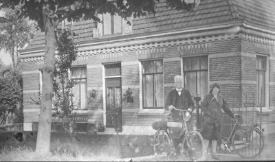 Boerderij "Nooit Gedacht", van J. Kreuger, daarna P. Gijzen
Op de foto tandarts Dr.Wartena uit Weesp, deze hield 1X per week spreekuur in Abcoude.
