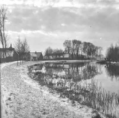 Boerderij "Oostergein", van P. den Hartogh
Later na verkoop aan fam. Otten werd het de proefboerderij van Otten's mengvoederfabriek, met als bedrijfsleider de heer J.Groeneweg, die later bij het sluiten van de fabriek, de boerderij overnam. In de stal (schuur) langs de weg werd in de tijd van P. den Hartogh naailes gegeven aan de plattelandsmeisjes tevens een huishoudschool en hij werd gebruikt als vergaderruimte. De schuur is gesloopt, daar staat nu het bedrijf van G. Schoonhoven, verder op volgden:Hoogenhoud, P. Eikelenboom en G. de Graaf.


