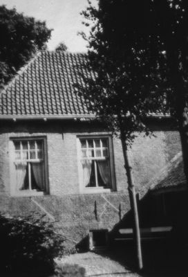 Achterzijde van het hoge huis van P. den Hartogh
Dit werd bewoond door H. van Leeuwen, vertegenwoordiger bij Otten's veevoederfabriek, daarna door W. Post, deze werd medewerker op de proefboerderij. Daarna werknemer bij J.Groeneweg. Toen deze in 1994 verhuisde naar Weesp kocht W. Post de gebouwen, het land ging naar  G.Schoonhoven.
