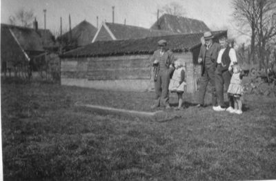Boerderij "Oostergein", van P. den Hartogh
eerst bewoond door: J.Groeneweg, H. van Leeuwen en W.Post.
v.l.n.r Hoogenhoud, Bregje, de heer Bos (koster van de N.H kerk in Weesp), P.den Hartogh en Marrij. (oude wagen loods).
P.den Hartogh overleden op zaterdag 26 augustus 1944, begraven op woensdag 30 augustus.

