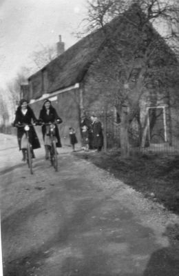 Schuur bij boerderij "Oostergein", van P. den Hartogh
Deze lag langs de Geindijk. Bij het hek Mw den Hartogh, met haar twee dochters, Bregje en Marrij. Op de fiets dochters, Wijntje en Annie (tweede huwelijk).
