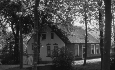 Boerderij "Janshof"
Deze was van P.B. Eikelenboom, getrouwd met Jans van Schaik. Deze hadden twee dochters t.w Truus en Hennie.
De boerderij heeft een opvallende achttiende-eeuwse versiering in de geveltop.
Pieter Barend Eikelenboom, geb: 03-10-1904, overleden 25-02-1976.
Jannetje Eikelenboom- van Schaik, geb: 21-11-1906, overleden 19-08-1990.

