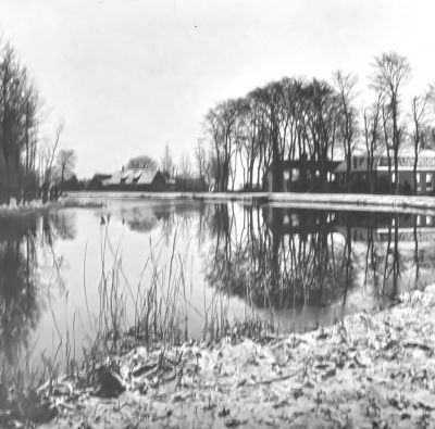 Boerderijen aan het Gein
v.l.n.r die van P. den Hartogh,(J. Groeneweg), Hoogenhoud zie je niet !, Eikelenboom, en G. de Graaf.
