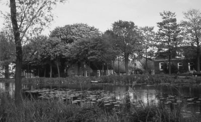 Boerderijen aan het Gein
v.l.n.r die van Hoogenhoud, P. Eikelenboom en rechts G. de Graaf.
Het voorhuis werd bewoond door dochter Jannij en de boerderij werd voortgezet door zoon C.(Kees) de Graaf. Arbeider bij zowel Gerrit als Kees was Gerrit van Vliet. Naam van boerderij de Graaf "Zuivellust"

