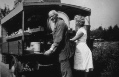 Louw Breed met de groentekar aan het venten
Met als hulp Ina Hogenberg, dochter van Gijs Hogenberg melkboer aan de Geinbrug.
