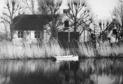 Boerderij "Landlust"
Voor het laatst bewoond als veehouder van de Laan.
Meer dan 30 jaar heeft Elisabeth Zwart op "Landlust" gewoond. Na de dood van haar eerste man Arie Vendrig in 1854, werd een boedelinventaris opgesteld. Dit gebeurde opnieuw in 1884, toen haar tweede man Teunis Hak was overleden.
Op "Landlust" werd in 1884 op vier plaatsen geslapen. De bedden met toebehoren lagen in het slaapkamertje in het voorhuis, in het achterhuis en in de bedstede in het woonvertrek. Bovendien lag er een bed op zolder. Er werd verspreid over de boerderij geslapen.
De boerderij met een mooi rietendak en het verder naar achter gelegen zomerhuis.
De boerderij is opgenomen in het register van Rijksmonumenten. Er staan leibomen tegen de voorgevel van de krukhuisboerderij. De hooiberg heeft een rieten bekapping
en zes houten roeden. Links de opkamer boven de kaaskelder.

