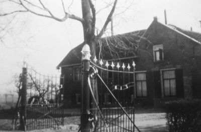 Boerderij "Oostgein"
Bewoond door: Gebr. Schalij, Gijs den Hartog  en Gebr. den Hartog (Klaas en Rijk). “Oostgein” is een krukhuisboerderij; het woonhuis heeft aan de linkerkant een uitbouw waar zich een opkamer en een kelder bevinden. De kelder diende voor de kaas-en boterbereiding. De opkamer erboven kon zowel als kaaskamer of als woon- dan wel als slaapvertrek worden gebruikt.

