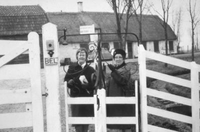 Het tolhek met rechts Mevrouw Boas
