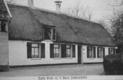 Uitspanning "de Vink" (1905)
In 1864 kocht kastelein Cornelis de Vink huis, tuin en erf aan het Gein voor zevenduizend gulden. Hij heeft zijn naam aan de uitspanning gegeven, die voordien het “Grauwe Paard” heette. Men kon er roeibootjes huren.

