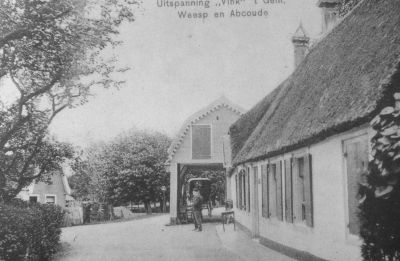 Uitspanning "de Vink" (1910)
Voorzien van een z.g doorrijstal, men kon hier overdekt in- en uitspannen. In de tweede wereldoorlog was dit ook het onderkomen van de ondergrondse en zat vol met onderduikers.
