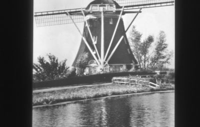 Molen "Delphine".  
De “Oostzijdsche molen”.

